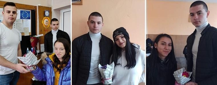 Момичетата в ПГАС в Добрич получиха цветя от мъжката част на училището