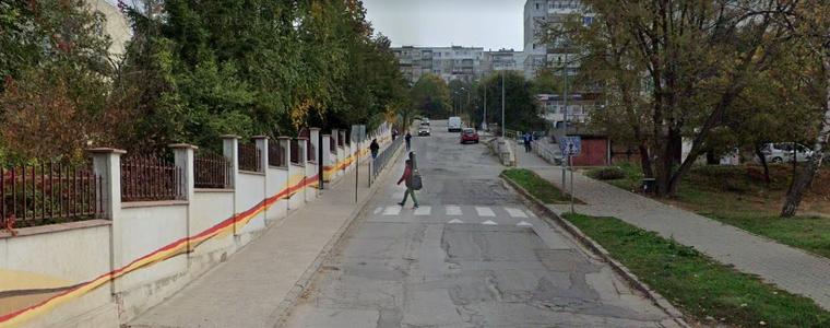 Подновяват ремонта по улицата край СУ „Св. Климент Охридски“ в Добрич