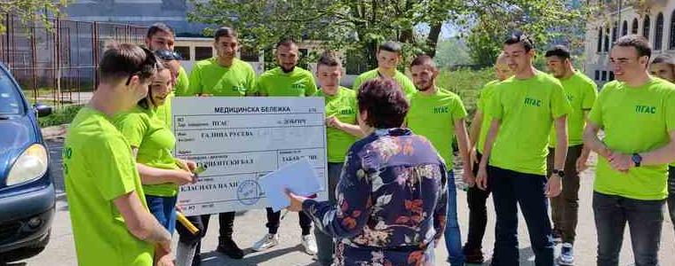 Абитуриенти от Добрич поканиха класната си на бал, с „извинителна бележка“ за датата