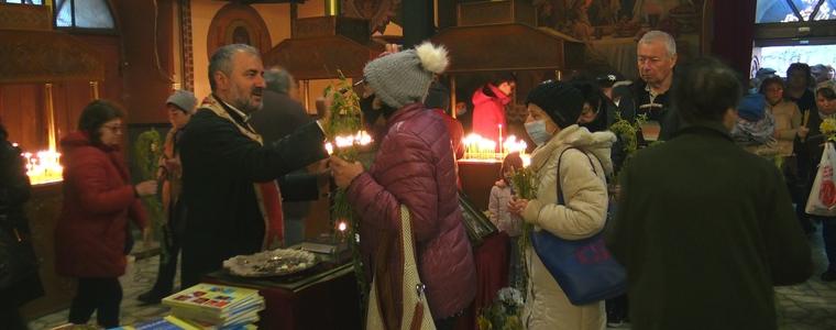 Хиляди добричлии се стекоха към църквите в града, за да си вземат за вкъщи осветени върбови клонки (ВИДЕО)