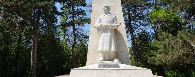 Историкът Цветан Сашев припомня историята на Паметника на Съветската армия в Добрич