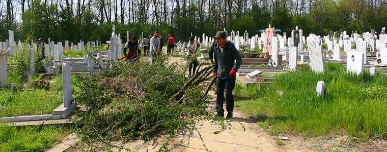 Живеещи в чужбина финансират акция за почистване в гробищния парк на Добрич (ВИДЕО)
