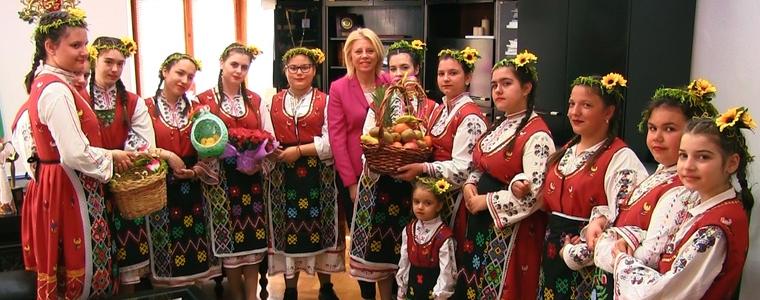 Лазарки от с. Паскалево  наричаха за здраве и берекет в администрацията на община Добричка (ВИДЕО)