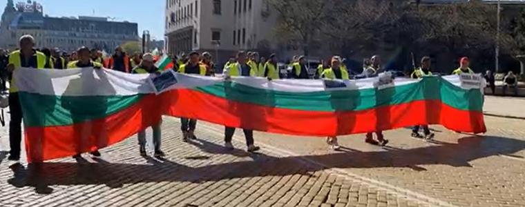 Отново протест на пътните служители пред парламента  