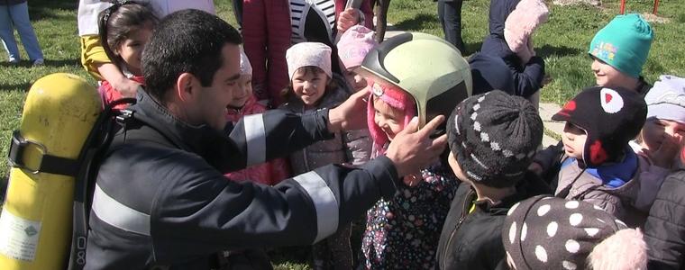 Практическо занятие за евакуация при пожар в детска градина „Дора Габе“ (ВИДЕО)