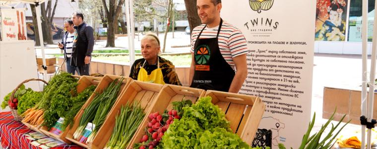 Пресни зеленчуци от био градини на Фермерския пазар в Добрич (ВИДЕО)