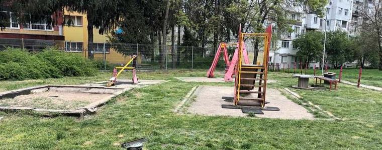 Продължават дейностите по поддръжка на детските площадки в Добрич