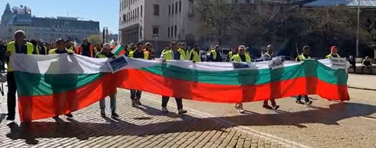 Протест на пътните строители пред Народното събрание
