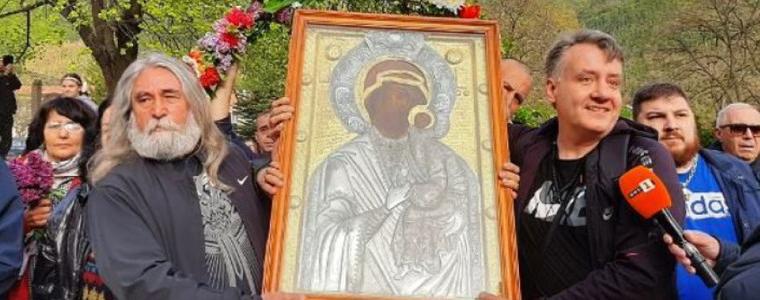 Шествие с чудотворната икона от Бачковския манастир до Клувията