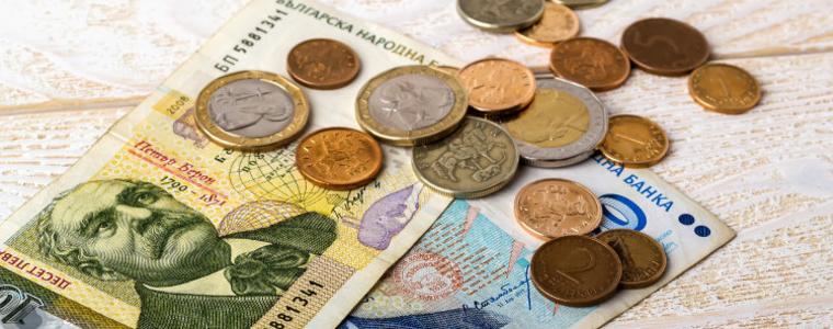 Средният годишен доход през 2021 г. е 7 705 лв.