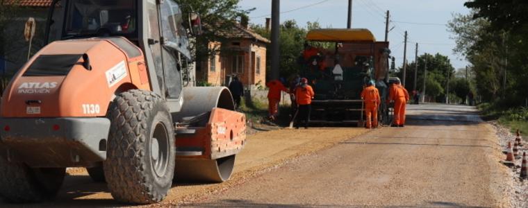 Ремонтират компрометиран пътен участък в село Житен
