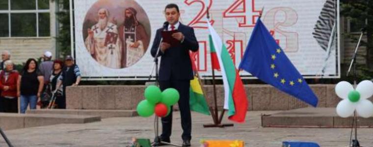 С шествие и музикална програма Генерал Тошево отпразнува 24 май (СНИМКИ)