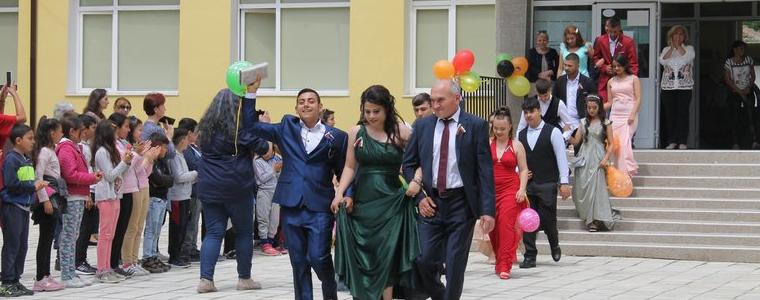 Средно училище „Христо Смирненски“ в Крушари изпрати своите абитуриенти