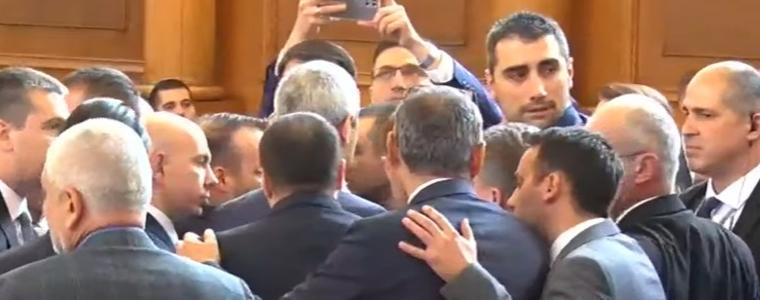 "Г-н Копейкин" и "тъпак" едва не доведе до бой в парламента  