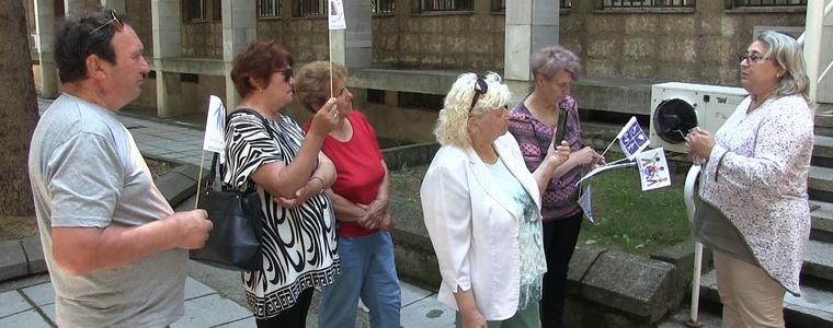 Хората с увреждания настояха за промени в ТЕЛК с протест в Добрич (ВИДЕО)