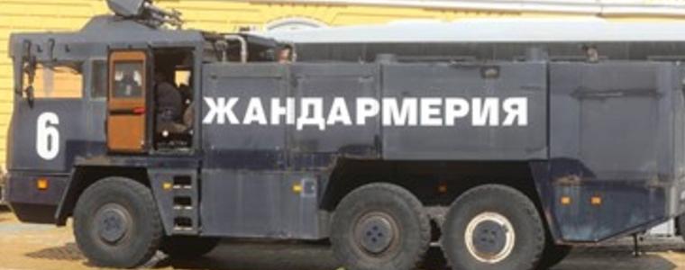 Жандармерията разположи водни оръдия до парламента