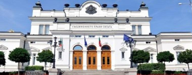 Народното събрание ще заседава извънредно днес за вота на недоверие, отвън - протести