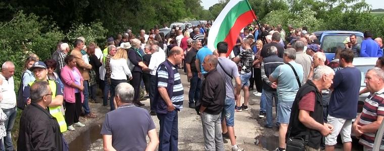 Окаяното състояние на пътя Добрич - Житница доведе до пореден масов протест (ВИДЕО)