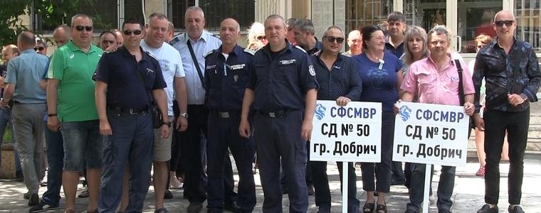 Полицаите в Добрич на протест за по-високи доходи и по-добри условия на работа (ВИДЕО)