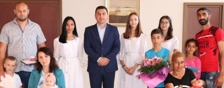В Генерал Тошево орисаха първото бебе за тази година и последното за миналата година