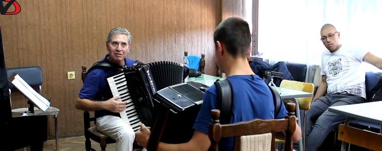 Виртуозният Петър Ралчев провежда майсторски клас по акордеон в Добрич (ВИДЕО)