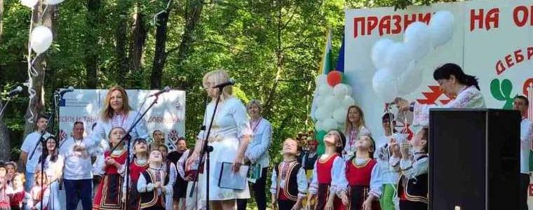 Делегация от община Добричка на фестивала „Добруджа с елек и престилка“ в Хършова