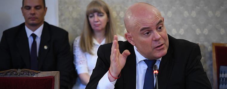 И аз съм притеснен, че не знаем коя е Мата Хари, рече Гешев и попита депутати: Изнервяте ли се нещо?