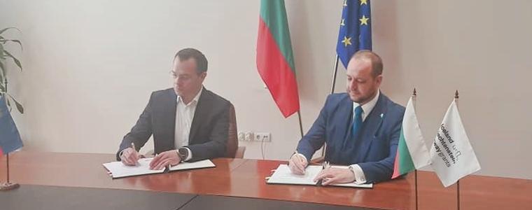 Кметът на Добрич и екоминистърът подписаха договора за проекта за фотоволтаични системи на 3 детски градини