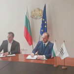 Кметът на Добрич и екоминистърът подписаха договора за проекта за фотоволтаични системи на 3 детски градини
