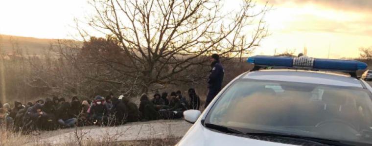 Бус с нелегални мигранти катастрофира близо до Годеч