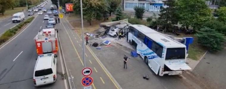 Двама полицаи са загинали в Бургас, след като автобус с мигранти блъска патрулка
