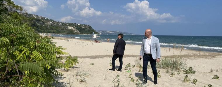 Mинистър Илин Димитров посети района на свлачището до „Моби Дик”