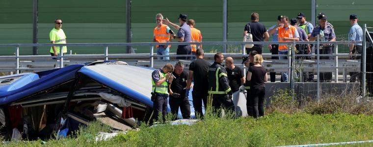 Поне 11 загинали при жестока автобусна катастрофа в Хърватия  