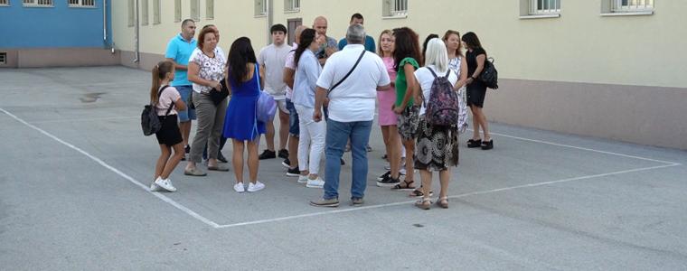 Родители протестират срещу пенсиониране на учител в начален курс (ВИДЕО)