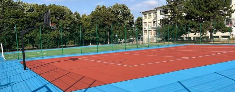 Спортната площадка в училището в Нова Камена е готова