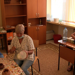 Потребители на социално заведение в Крушари изработват красиви сувенири (ВИДЕО)