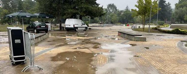 Дъждът наводни площадката за скейт в парка. Отлагат втората вечер на „September Sun”
