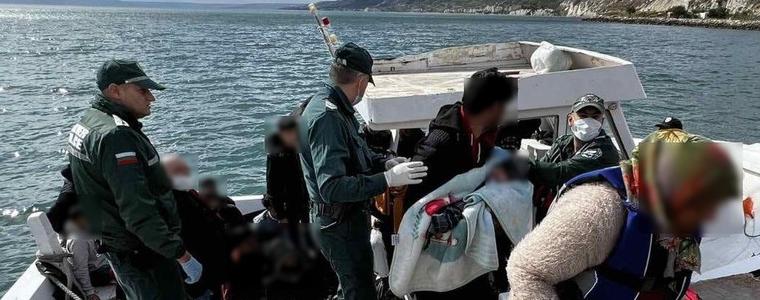 Граничари изведоха лодка с 38 мигранти до пристанище Каварна