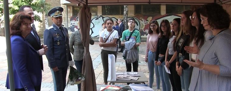 Караул на паметта с ученици от ЕГ „Гео Милев“ за Добричката епопея (ВИДЕО)