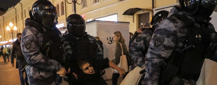 Над 1300 задържани на антивоенни протести в десетки руски градове