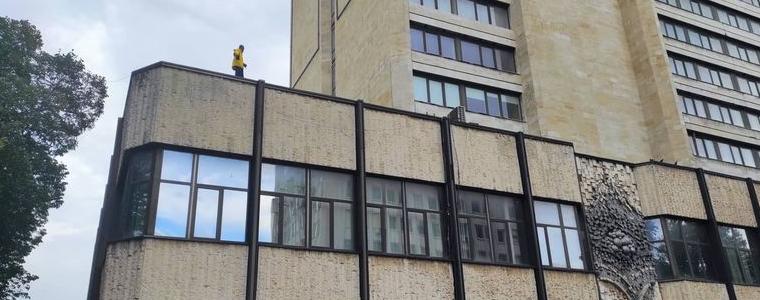Спасиха заплашващия да скочи от хотел "България" (ВИДЕО)