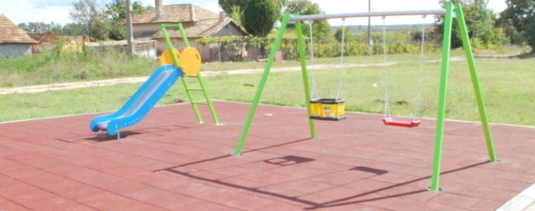  Tри села в община Генерал Тошево се сдобиха с нови съоръжения за игра на деца