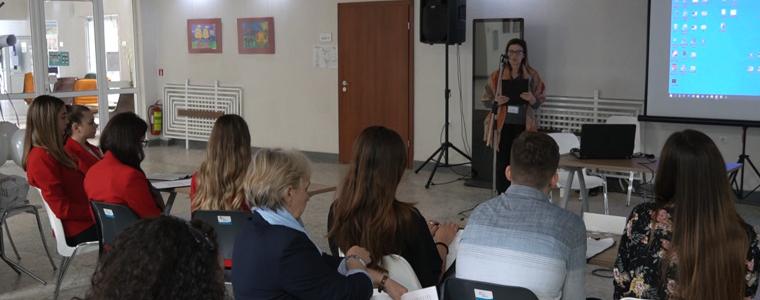Ученици от Добрич представиха патрона на своето училище на младежки форум (ВИДЕО)