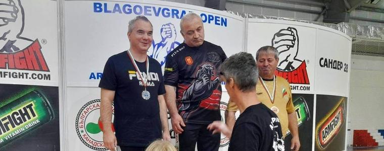 5 медала за добричкия клуб по канадска борба „Хищник“ от „Благоевград Опън“