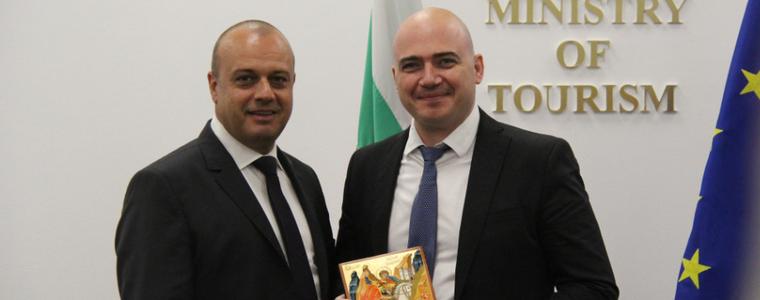 България се грижи най-добре от целия ЕС за украинските бежанци, обяви министърът на туризма