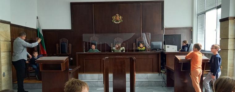 Четвъртокласници от СУ “Св. Св. Кирил и Методий“ гостуваха в Окръжния съд в Добрич