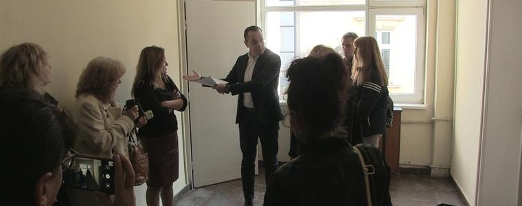 Кметовете се събраха да се запознаят със състоянието на болницата, стачкуващите сестри опитаха да влязат на срещата (ВИДЕО)