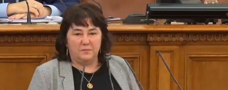 Министър Велкова обясни в НС какъв би бил ефектът от увеличаване на минималната заплата