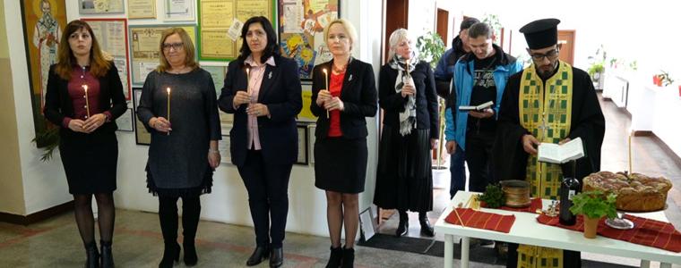 С водосвет и изложба СУ „Св. Климент Охридски“ отбеляза патронния си празник (ВИДЕО)
