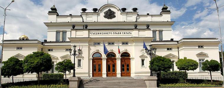 Скандал беляза началото на пленарното заседание на НС